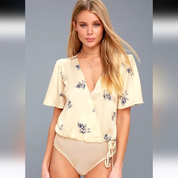 ASTR THE LABLE Hadley Cream with Blue Floral Print Bodysuit Lulus. Size Small - Picture 3 of 14